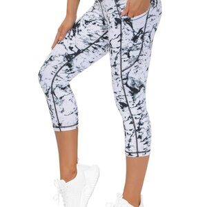 Women's Black and White Marble Print Capri Leggings